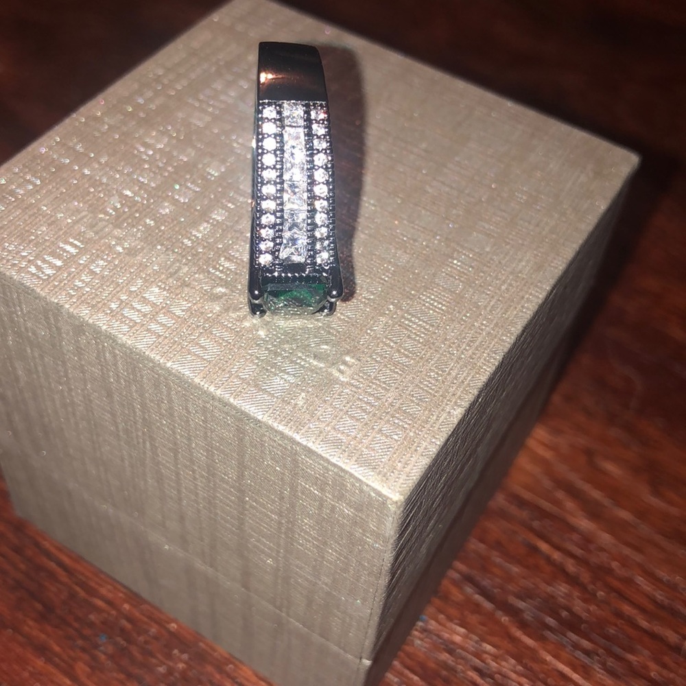 Emerald Colored Ring. - image 3